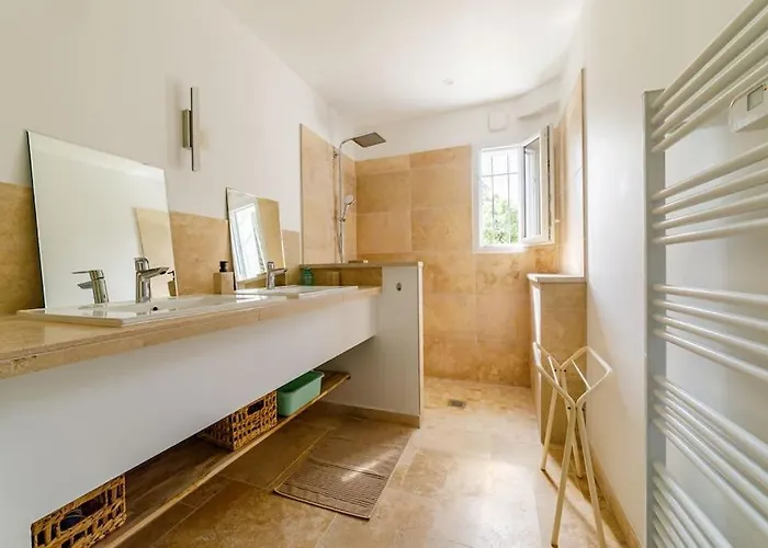 Rez-de-villa Avec Espace Arbore Privatif * 생트막시메